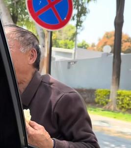 男子坐30小时大巴扛特产看望女儿 沉甸甸的父爱