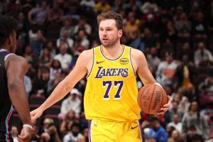 詹姆斯三双再创历史首人纪录 湖人8连胜士气高昂