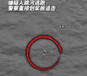 美国男子跳河逃跑警察直接划桨追击