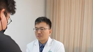 男子长期被职场PUA抱住医生大哭 高压工作致身心俱疲