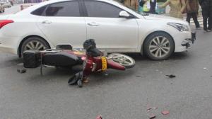 丈夫骑车跟妻子吵架撞上货车 分心驾驶酿事故