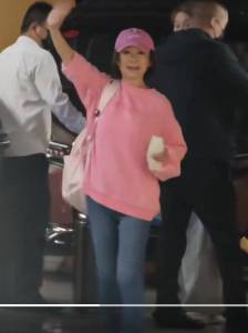 81岁潘迎紫开合跳和粉丝挥手 逆龄活力羡煞众人