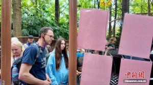 老外扎堆成都公园相亲角 中外婚恋文化碰撞