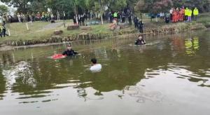 男子独自往河中走 警方下水救援 摩托艇首次出任务