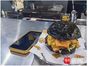 女生称一次吃12个汉堡被自助店拒客 食量大引发争议