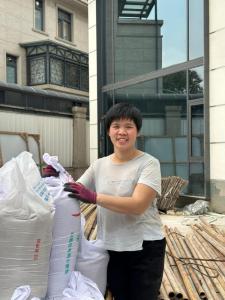 40岁单亲妈妈扛楼曾被怀疑是摆拍 女汉子的真实生活