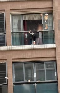 官方通报汕头女子抛撒钱币 情绪波动所致