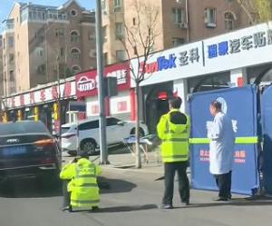 男子倒地后被奥迪车碾压身亡 一次开门引发连锁悲剧