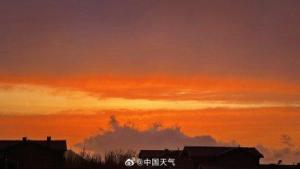 北京春雨中晚霞惊艳亮相 夕阳温暖光芒