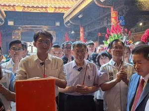 镇澜宫妈祖绕境登场 蓝绿白大咖齐聚 政坛人物共襄盛举