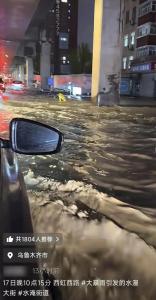 乌鲁木齐遭沙尘天气又迎降雨 城区积水车辆“乘风破浪”