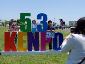 新华社：日本暴露复活军国主义野心 强推修宪引发警惕