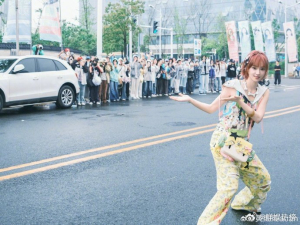 黄灿灿对着李小冉跳心愿便利贴 甜度超标互动刷屏