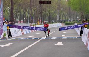 一年时间从跌跌撞撞到超越人类纪录 机器人闪电进化