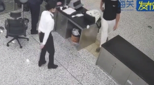 男子绑藏6包白银重7620克入境被海关拦下