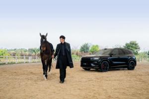 何润东成为极氪8X“交付官” 仪式感满满交车现场