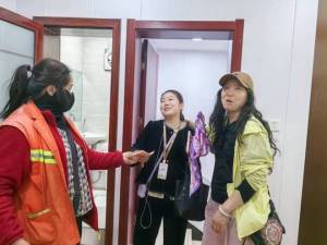 游客捡到300环卫城管寻失主 10分钟暖心归还