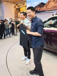 雷军车展打卡乐道展台 与李想互动赠趣味T恤
