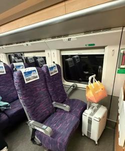 乘客买到高铁08车01C座 上车却懵了 座位布局引发热议