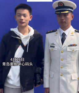 小伙与海军合影 梦想是进入北海舰队