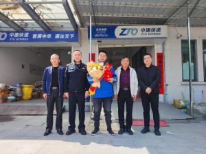 见义勇为的快递小哥受邀看苏超 英雄球迷圆梦现场