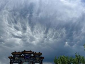 北京雨后出现乳状云 罕见景象吸引市民