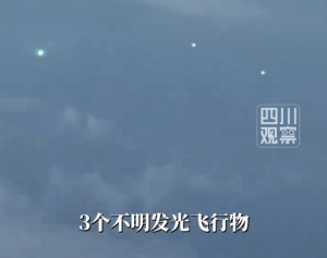 男子在飞机上拍到3个不明飞行物