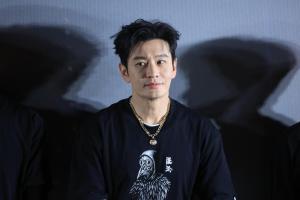 黄晓明现身产科医院？工作室回应 实为颈椎治疗