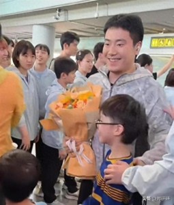 国乒大部队返回北京，梁靖崑两个儿子接机