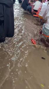 婚宴遇暴雨变“水上流水席” 宾客淡定用餐引发热议