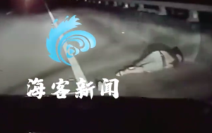 台湾男子酒后在昏暗快速公路上骑滑板车 被后方车辆撞飞重摔在地