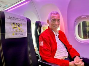 红夹克、机舱合影，李显龙晒访华第一站 南宁绿色环境引共鸣