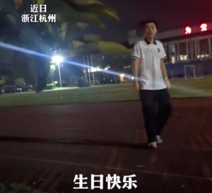 生日当天妈妈跑到学校围栏外给孩子带来惊喜