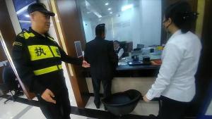 老人险被骗10万民警上门劝阻 警银联动及时止损