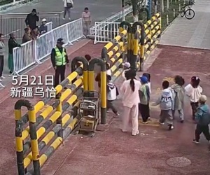 警察被萌娃包围 收到一幅最“奇怪”的画