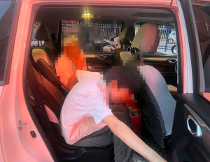 父女走散民警路人外賣小哥接力尋人 暖心護(hù)送平安歸家