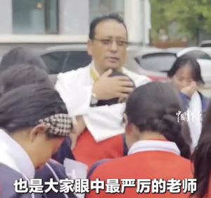 高三學(xué)子排隊(duì)擁抱最嚴(yán)厲老師 畢業(yè)生回應(yīng)