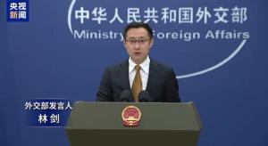 中方敦促有关国家停止在海上挑衅生事 维护黄岩岛主权权利