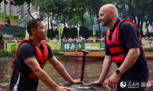 百条龙舟齐聚广州猎德村 竞渡盛况吸引国际目光