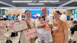 六旬男子跳河救人吓哭女儿 平凡英雄彰显正气