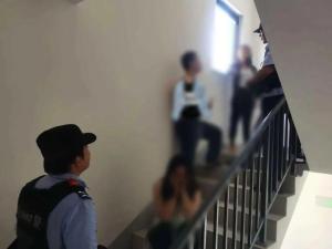 夫妻吃菌产生幻觉 从15楼打到27楼 中毒后行为失控