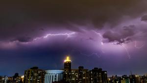 北京网友分享雷霆场景，紫闪电最吸睛！专家：其实是白的 紫色视觉效果揭秘