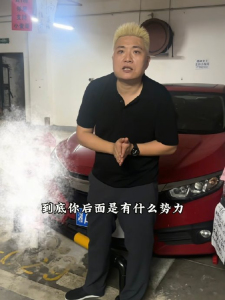 霸占车位女干部已停职 公职身份引特权争议