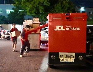 无人物流车成城市夜间配送主力：3个月时间线路爆发式增长，市民收件更快