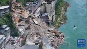 重庆山体崩塌现场发现生命迹象 救援争分夺秒进行中