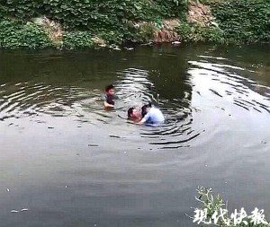 女孩沉入河底，两六旬老汉潜水救人