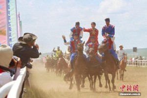 套马、骑射、接力竞速 马术那达慕让游客过足“马背瘾”