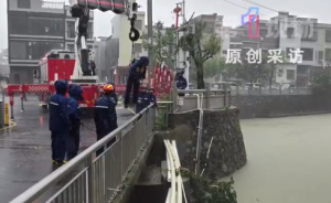 深圳一泄洪口堵塞致水位暴涨 消防化身飞人抢险