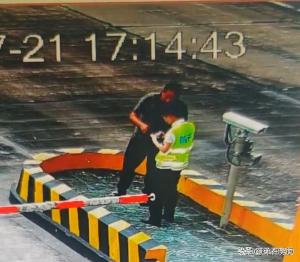 收费员无押垫付千元高速费 信任温暖奔波路
