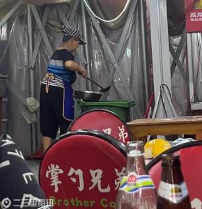 多方回应夜市员工从垃圾桶内捞油脂 涉事店铺态度敷衍
